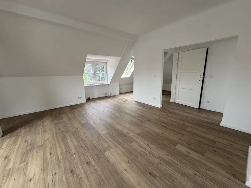 Helle und frische sanierte Dachgeschosswohnung (2.Stock) mit Blick ins Grüne — photo 1